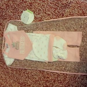 Baby Kiss 7 piece outfit. 0-3 months. Hat bib gloves socks pants n shirt.